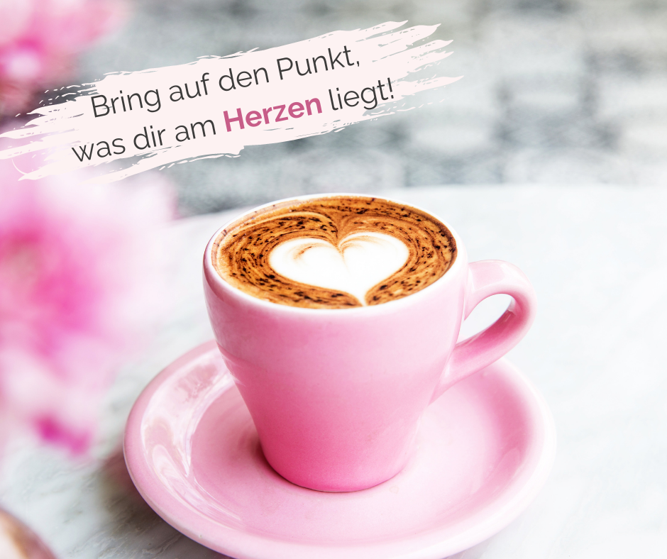 Rosafarbene Kaffeetasse mit Herzschaum und Schriftzug "Bring auf den Punkt, was dir am Herzen liegt!"