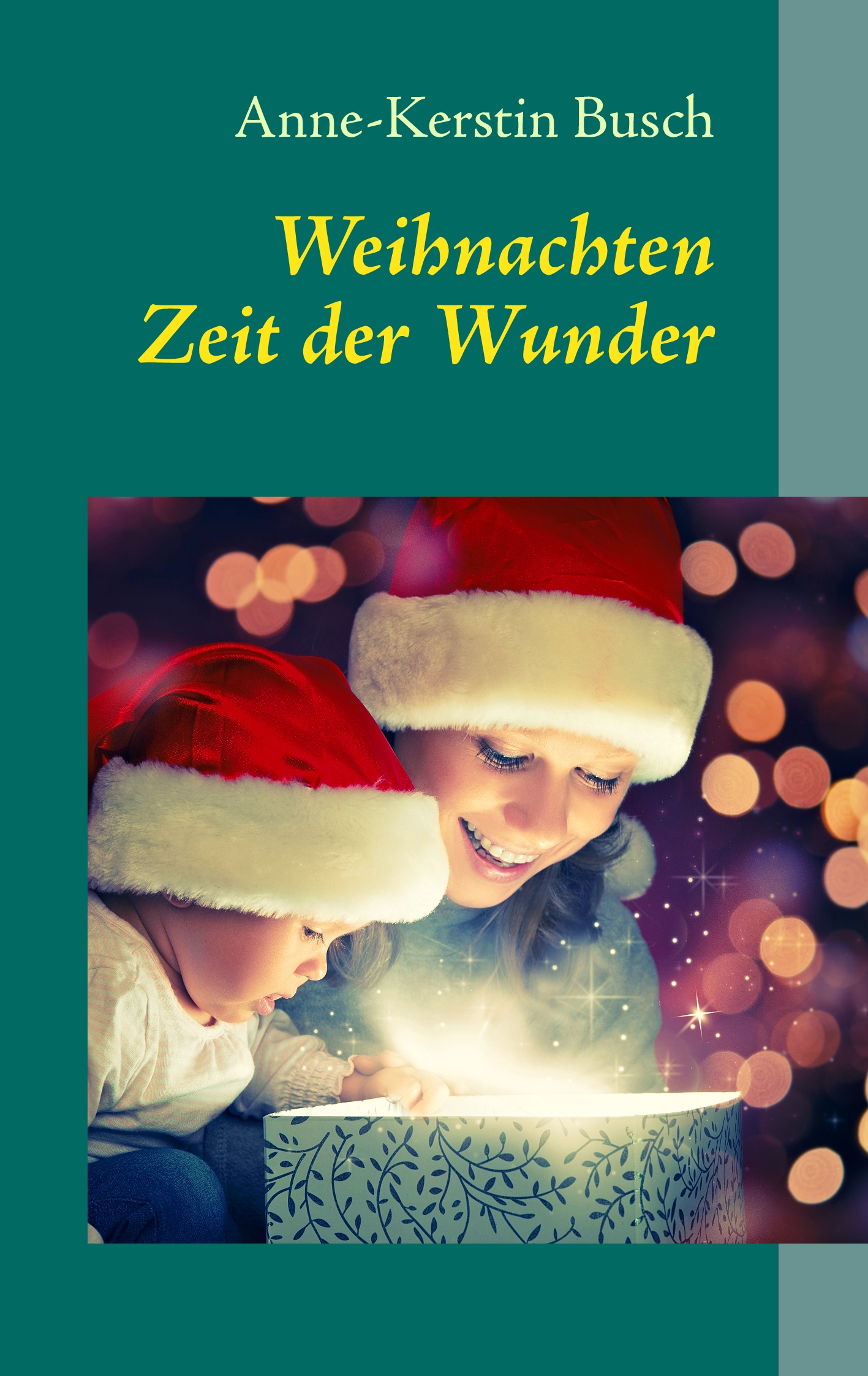 C6D3F02591B7747D11393058CB86370BC9D3C3E20AF8132589FBA5919E85ABC4 Eine Frau und ein Kind mit Weihnachtsmannmützen blicken freudig auf eine leuchtende Geschenkschachtel, mit Weihnachtsbeleuchtung im Hintergrund. Der Text darüber lautet "Weihnachten Zeit der Wunder" von Anne-Kerstin Busch.