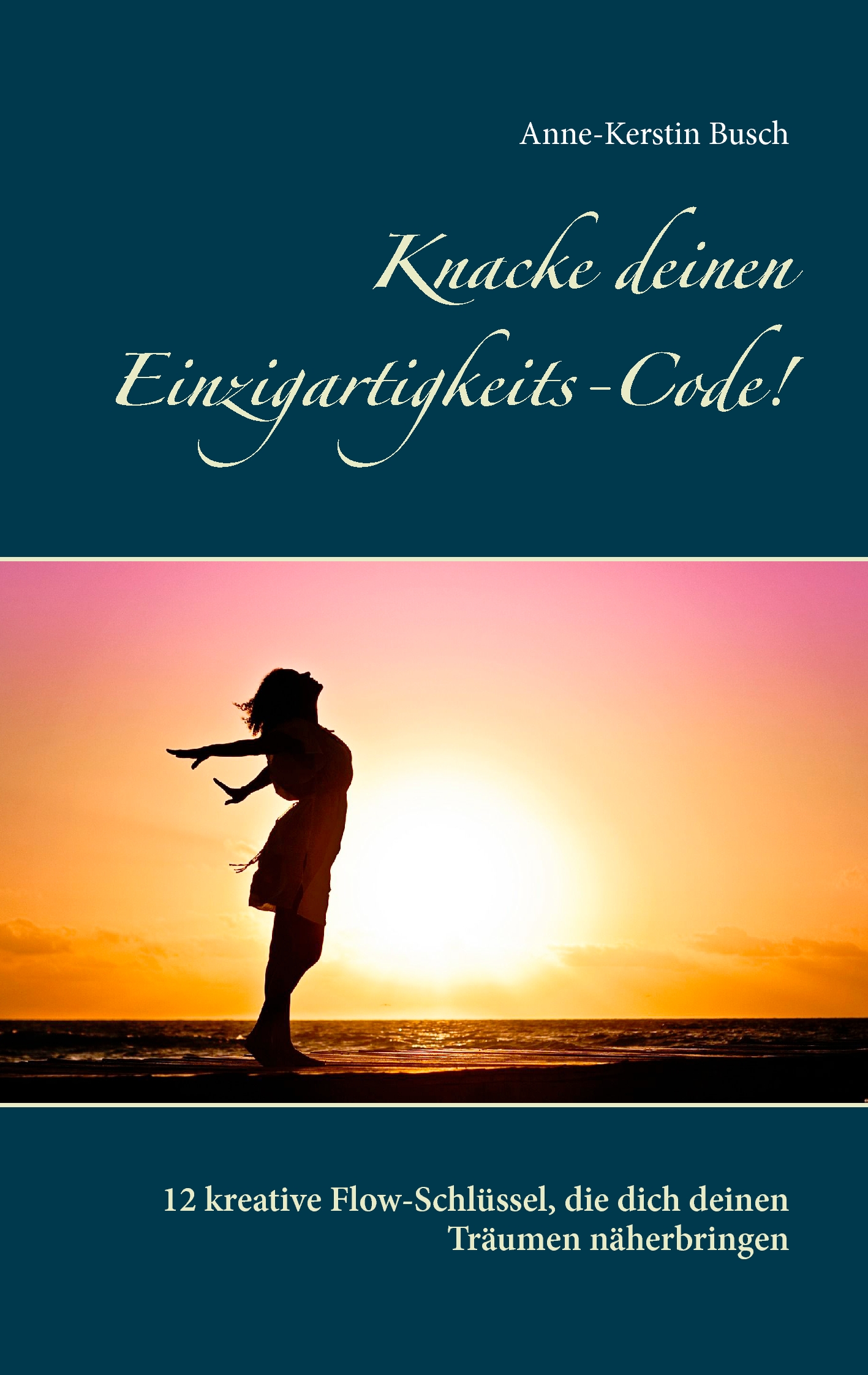 Knacke-deinen-einzi.gartigkeits-code Eine silhouettierte Frau steht bei Sonnenuntergang mit ausgestreckten Armen an einem Strand. Über ihr sind der Buchtitel und der Autor in deutscher Sprache angegeben.